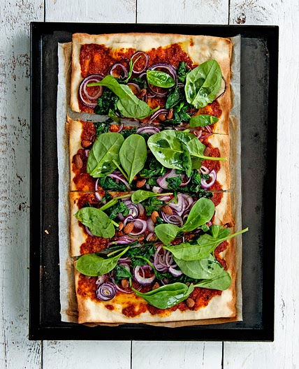 Flammkuchen met muhammara, spinazie en amandel