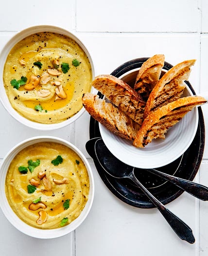 Bloemkoolsoep met cashewnoten & kurkuma