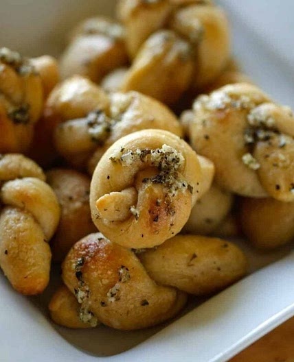Garlic Knots with Pizza Dough
