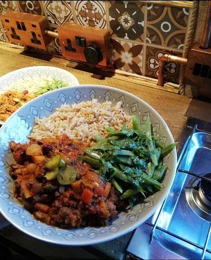 Vegan Chilli with Dressed Green Beans
