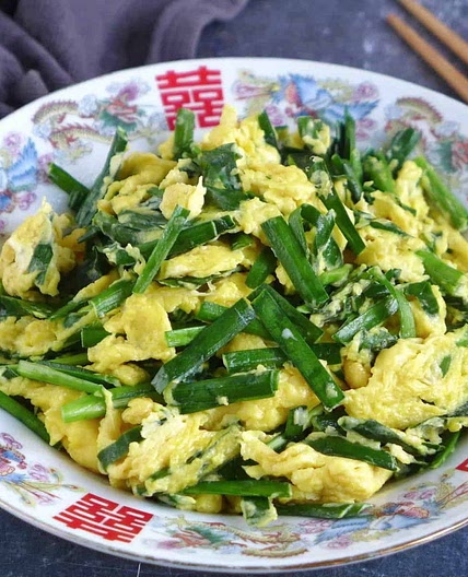Chinese Chive and Egg Stir-Fry (韭菜炒鸡蛋)