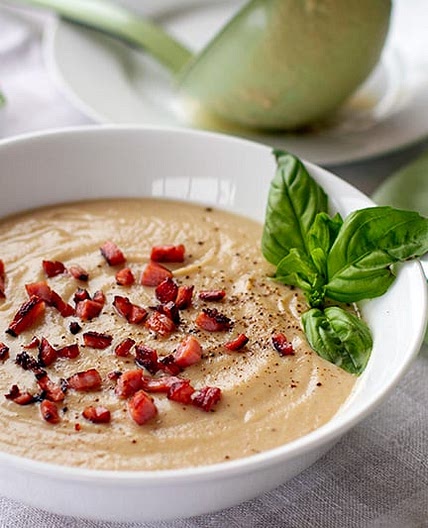 Paleo Cauliflower Soup with Crispy Bacon (Gluten-free)