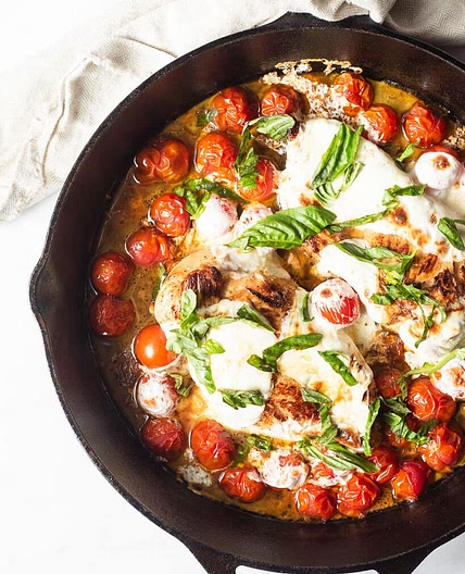 Easy Chicken Caprese Recipe (One Skillet)