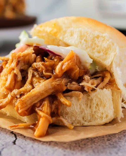 CROCKPOT BBQ CHICKEN SLIDERS