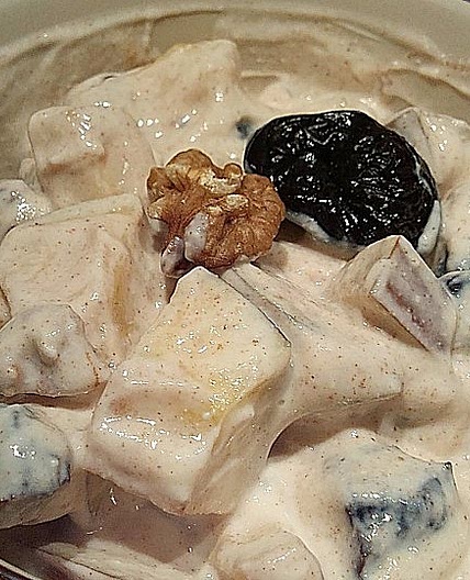 Apfel-Pflaumen-Frühstück mit Zimtjoghurt und Walnüssen