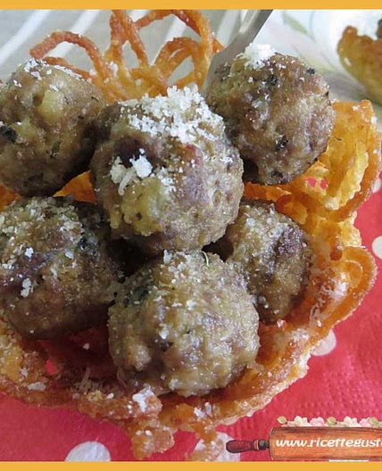 Cestini di spaghetti e polpettine