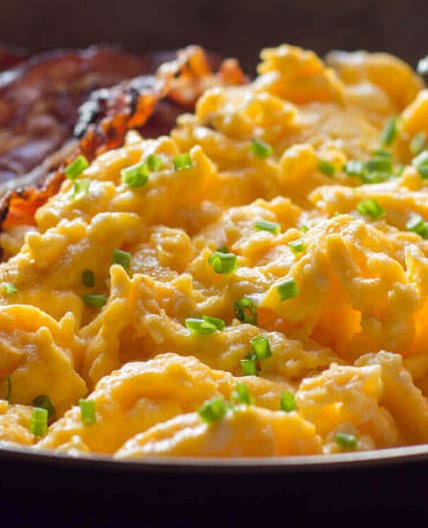 Rührei mit krossen Baconstreifen