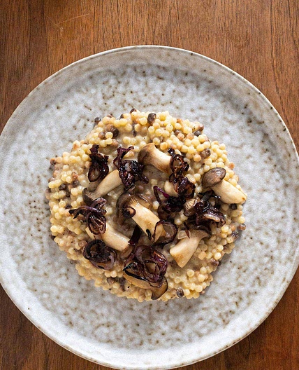 Fregola Sarda in Cacio e Pepe mit Kräuterseitlingen