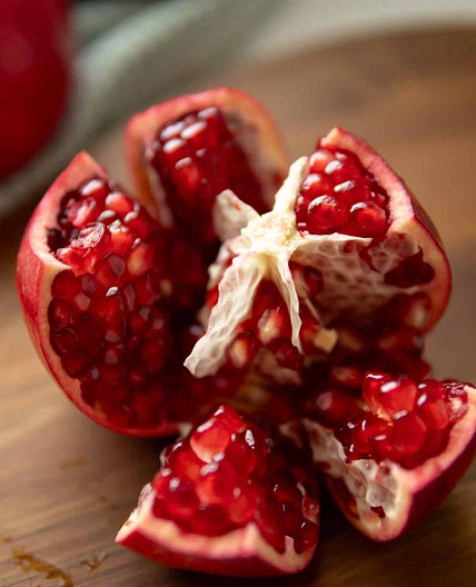 Mess Free Way to Cut a Pomegranate