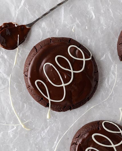 Crumbl chocolate mallow cupcake cookies