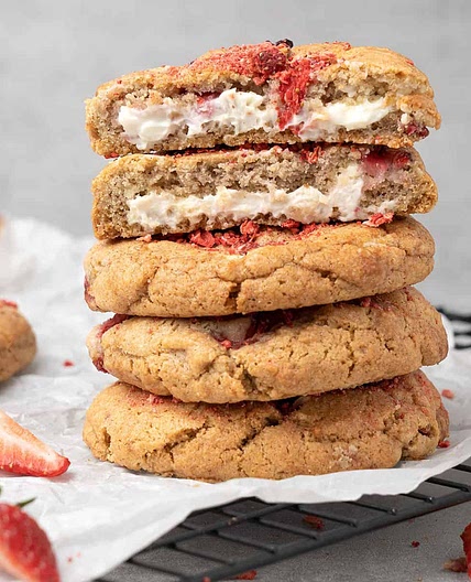 Easy Strawberry Cheesecake cookies (VIDEO)