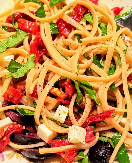 Linguini with sun-dried tomatoes, feta and olives