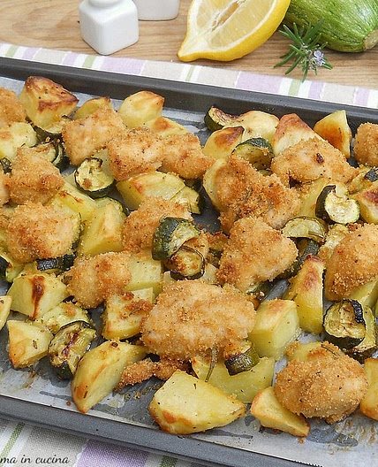 Bocconcini di pollo al forno con zucchine e patate