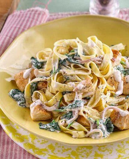 Tagliatelle mit Spinat und Hähnchen