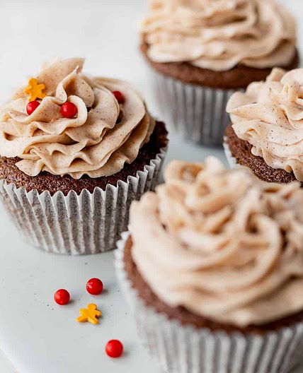 Gingerbread Cupcakes with Cinnamon Vanilla Buttercream Frosting
