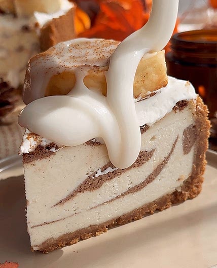 Cinnamon Roll Cheesecake