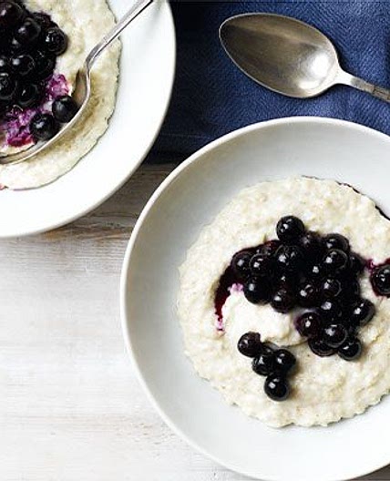 Porridge with blueberry compote