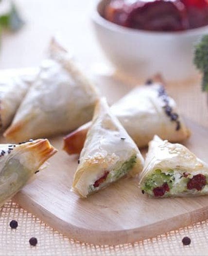Triangolini di pasta fillo con broccoli e ricotta