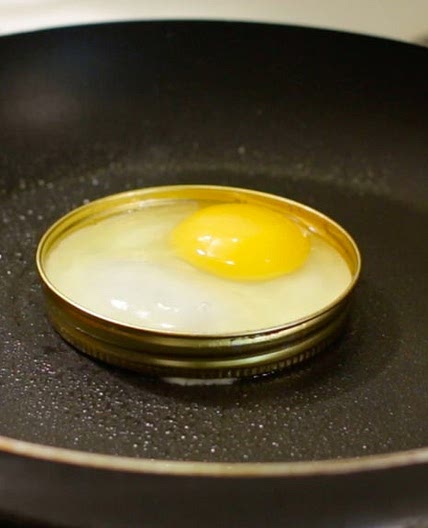 Cook Eggs in a Mason Jar Lid Ring
