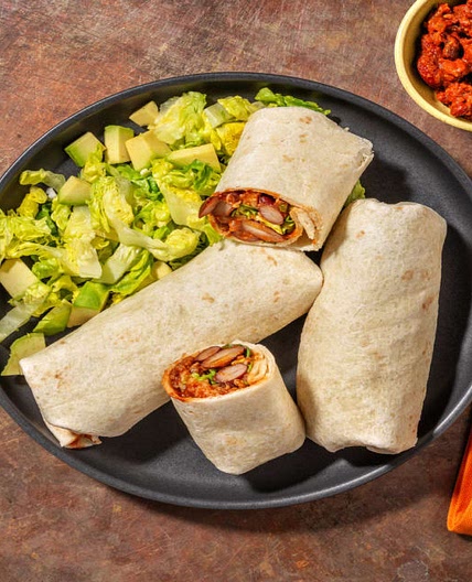 Burrito mexicano au bœuf, frijoles & cheddar avec une salade d'avocat & une crema au citron