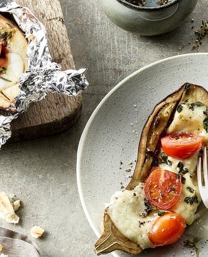 Gefüllte Aubergine mit Tomaten und Mozzarella vom Grill