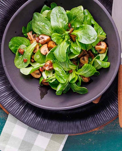 Feldsalat mit Speck und Champignons