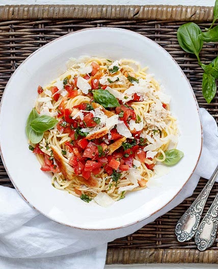 Bruschetta Pasta mit Hähnchenstreifen