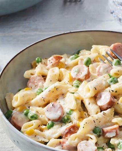 Nudeln mit Würstchen, Erbsen und Mais