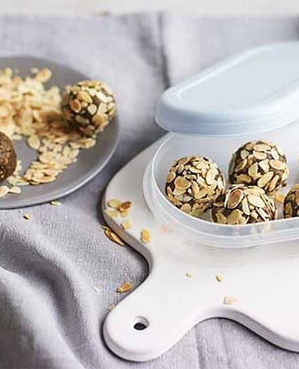 Nut & raisin protein balls