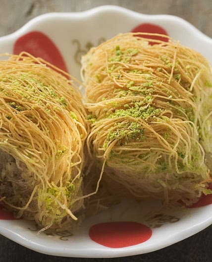 Fadenteig-Dessert auf türkische Art (Kadayif)