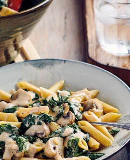 One Pot Pasta mit Spinat und Champignons