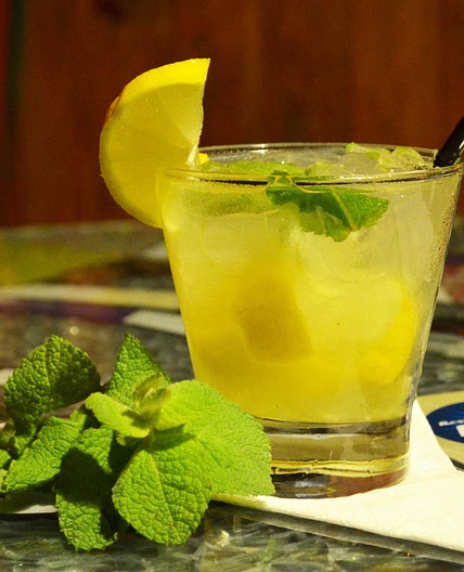 Caipirinha com limão siciliano