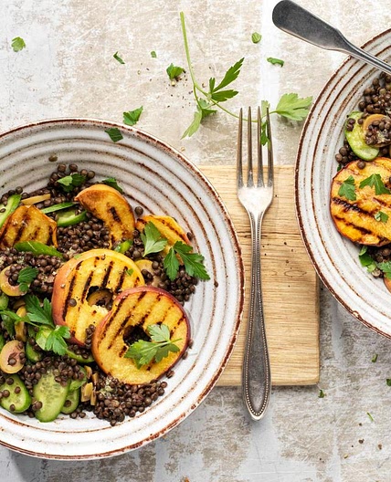 Linsensalat mit grillierten Pfirsichen