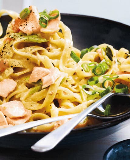 Tagliatelle in Sahnesoße mit Lachs und Frühlingszwiebeln