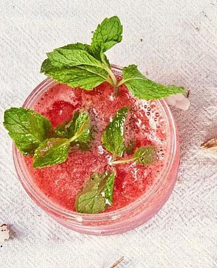 Caipirinha de morango com limão
