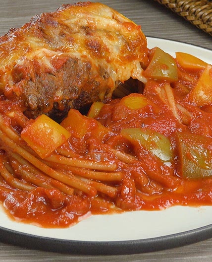 Spaghetti in Hackfleisch-Rolle