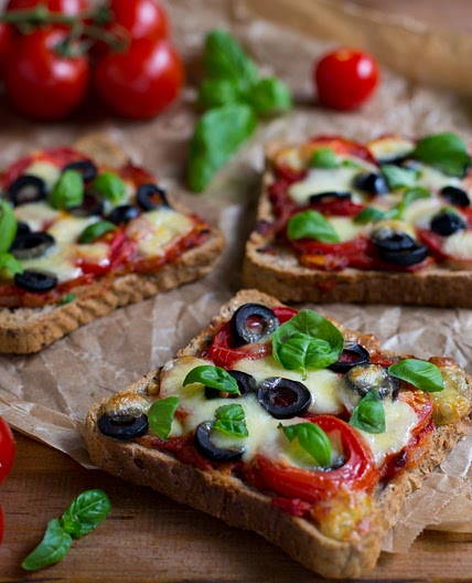 Pizza-Toasts mit Tomaten, Oliven und Mozzarella