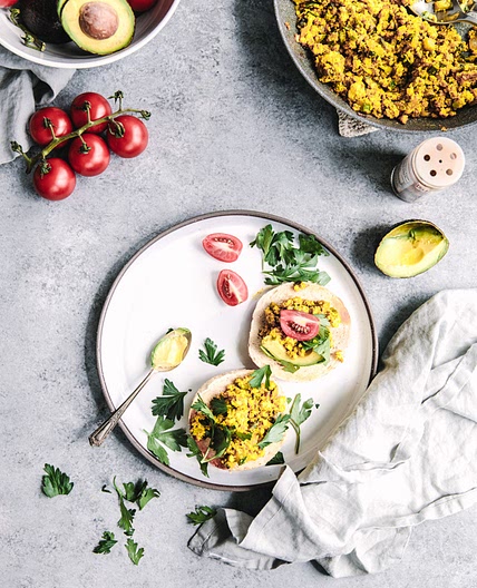 tofu brouillé (qui goûte les oeufs)