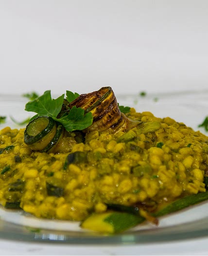 Orzo con zucchine e zafferano - ricetta vegana