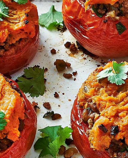 Moroccan minced beef-stuffed tomatoes