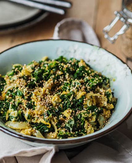 Œufs brouillés au chou kale et sésame