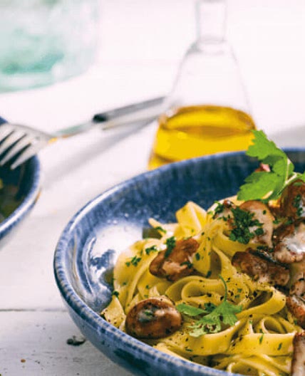 Rahmpilze auf frischen Petersilien-Tagliatelle