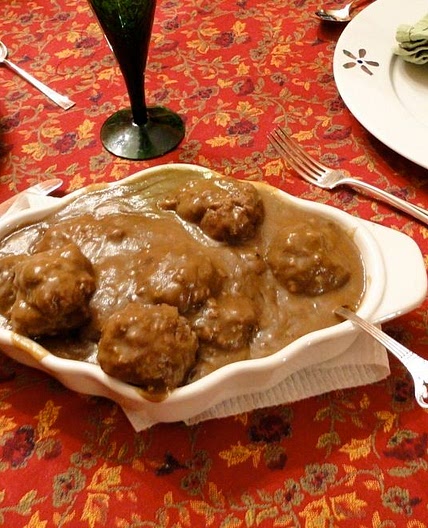 Mom's Norwegian Meatballs with Gravy (Kjøttkaker med brunsaus)