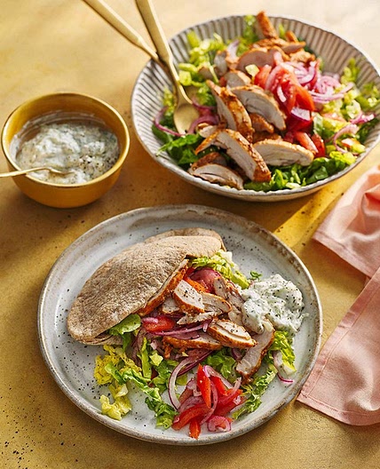 Chicken gyro salad with pittas