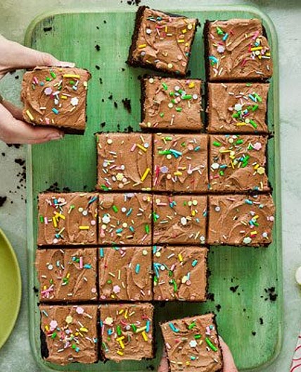 Vegan chocolate party traybake