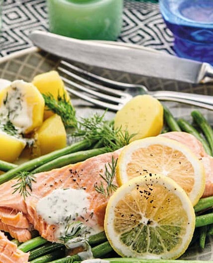 Lachsfilets mit Bohnen, Kartoffeln und Dillsauce