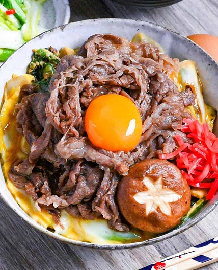 Sukiyaki Don (Sweet Simmered Beef Rice Bowl)