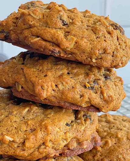 Soft And Chewy Oatmeal Raisin Cookies
