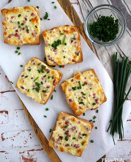 Flammkuchen Toast mit Speck und Zwiebeln