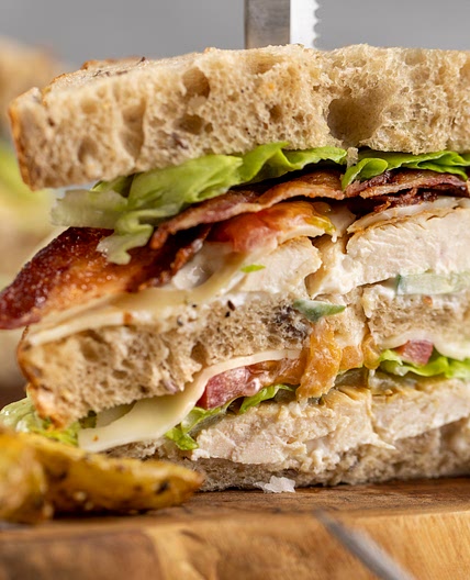 Club Sandwich mit Kartoffel Wedges
